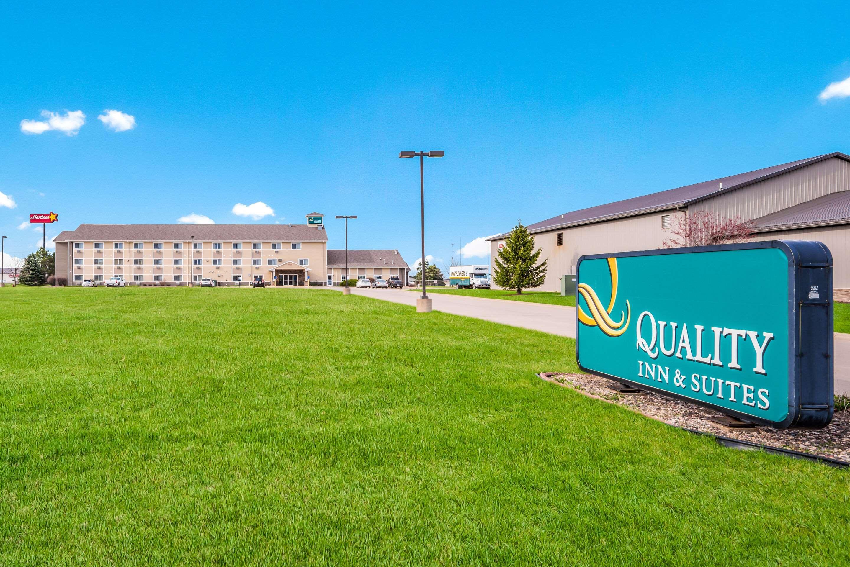 Quality Inn & Suites Eldridge Davenport North Buitenkant foto