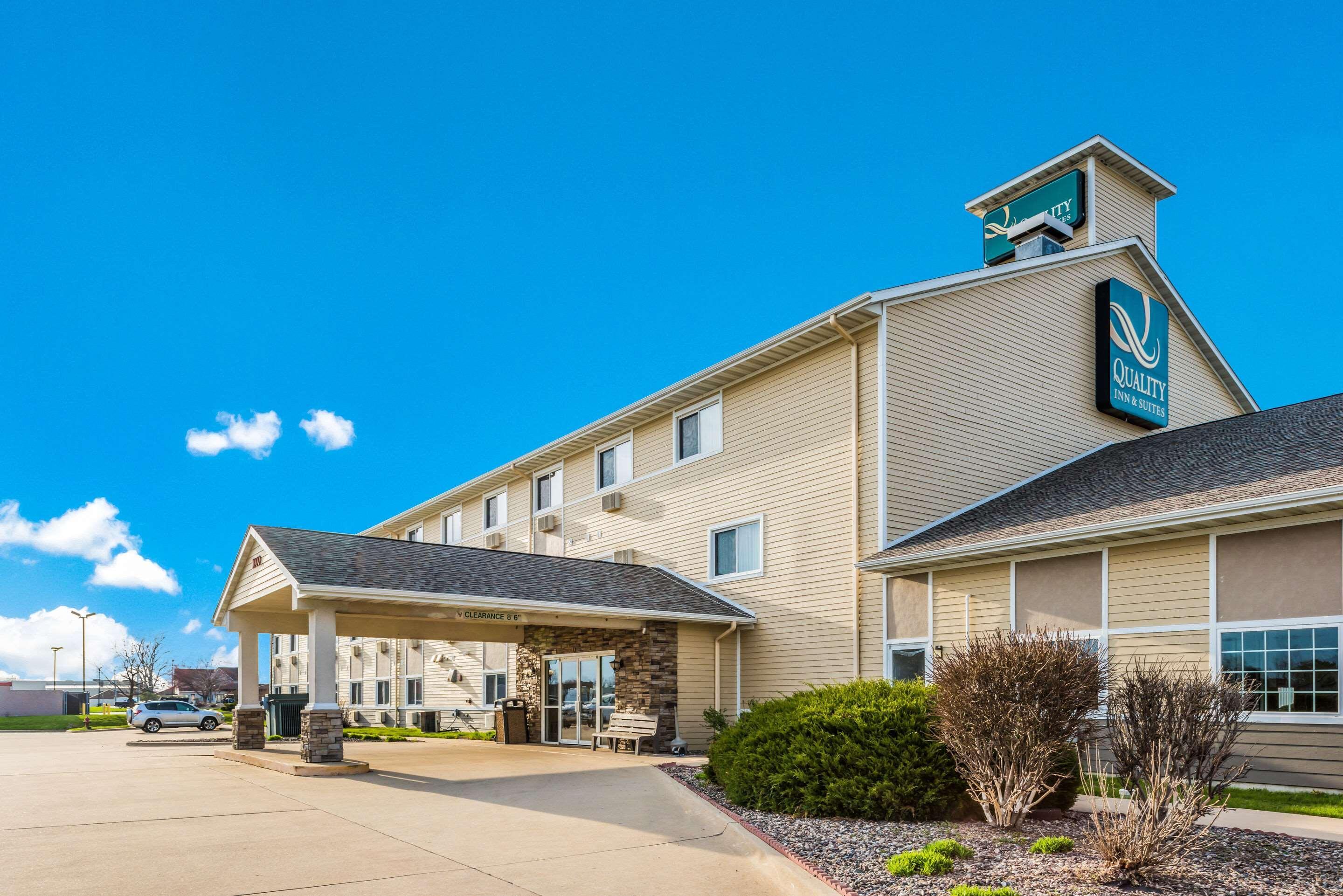 Quality Inn & Suites Eldridge Davenport North Buitenkant foto
