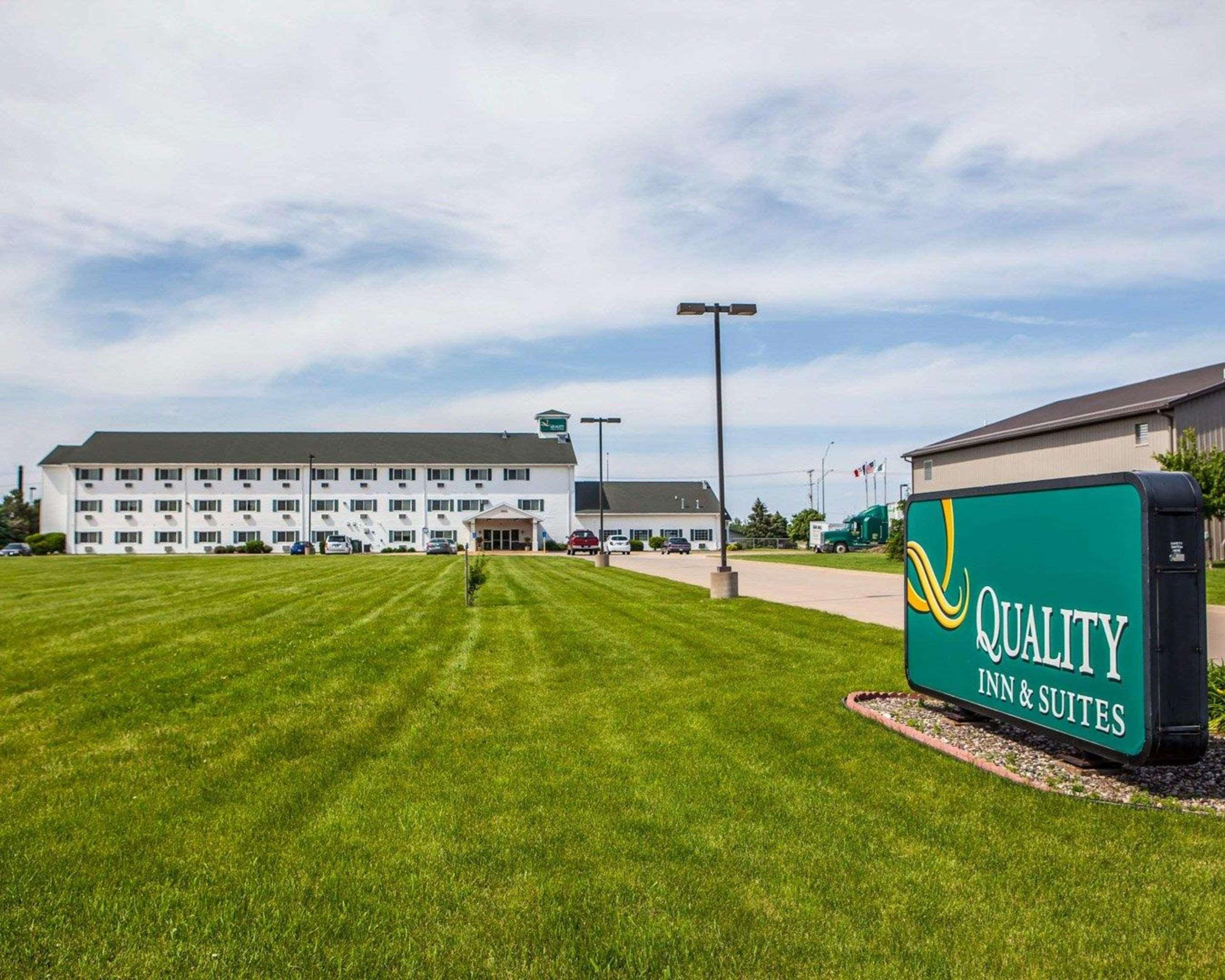 Quality Inn & Suites Eldridge Davenport North Buitenkant foto