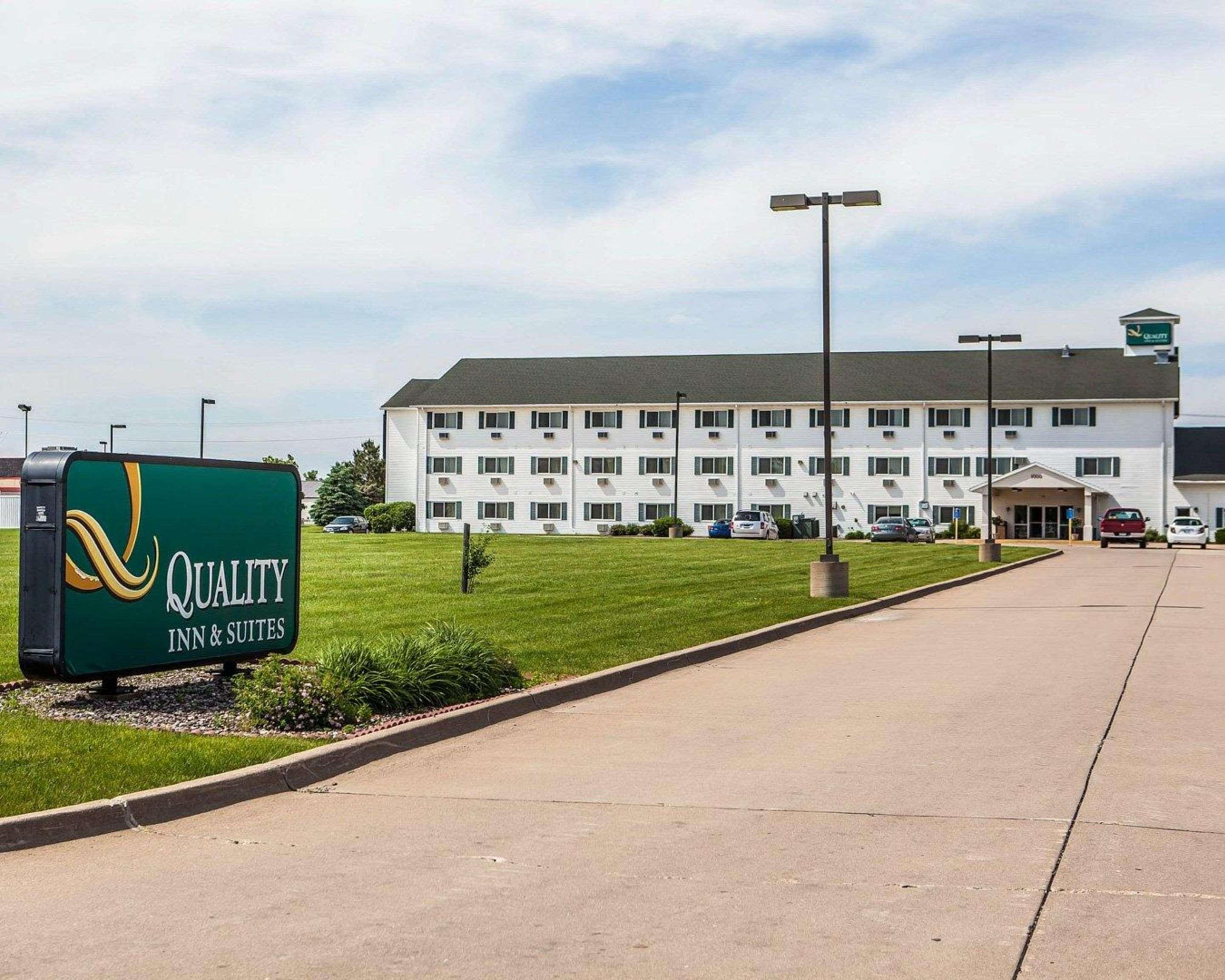 Quality Inn & Suites Eldridge Davenport North Buitenkant foto