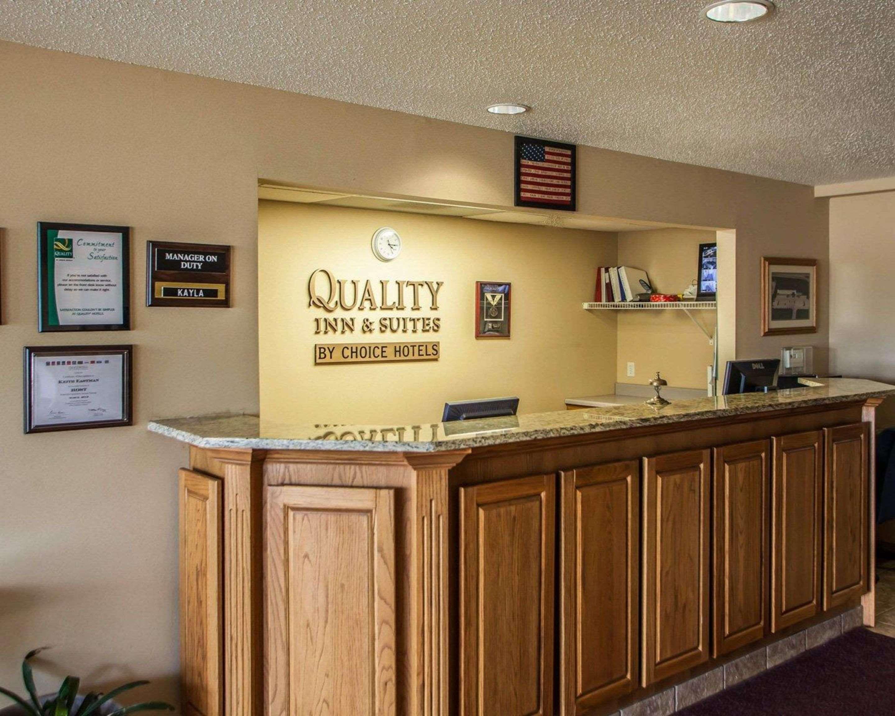 Quality Inn & Suites Eldridge Davenport North Buitenkant foto