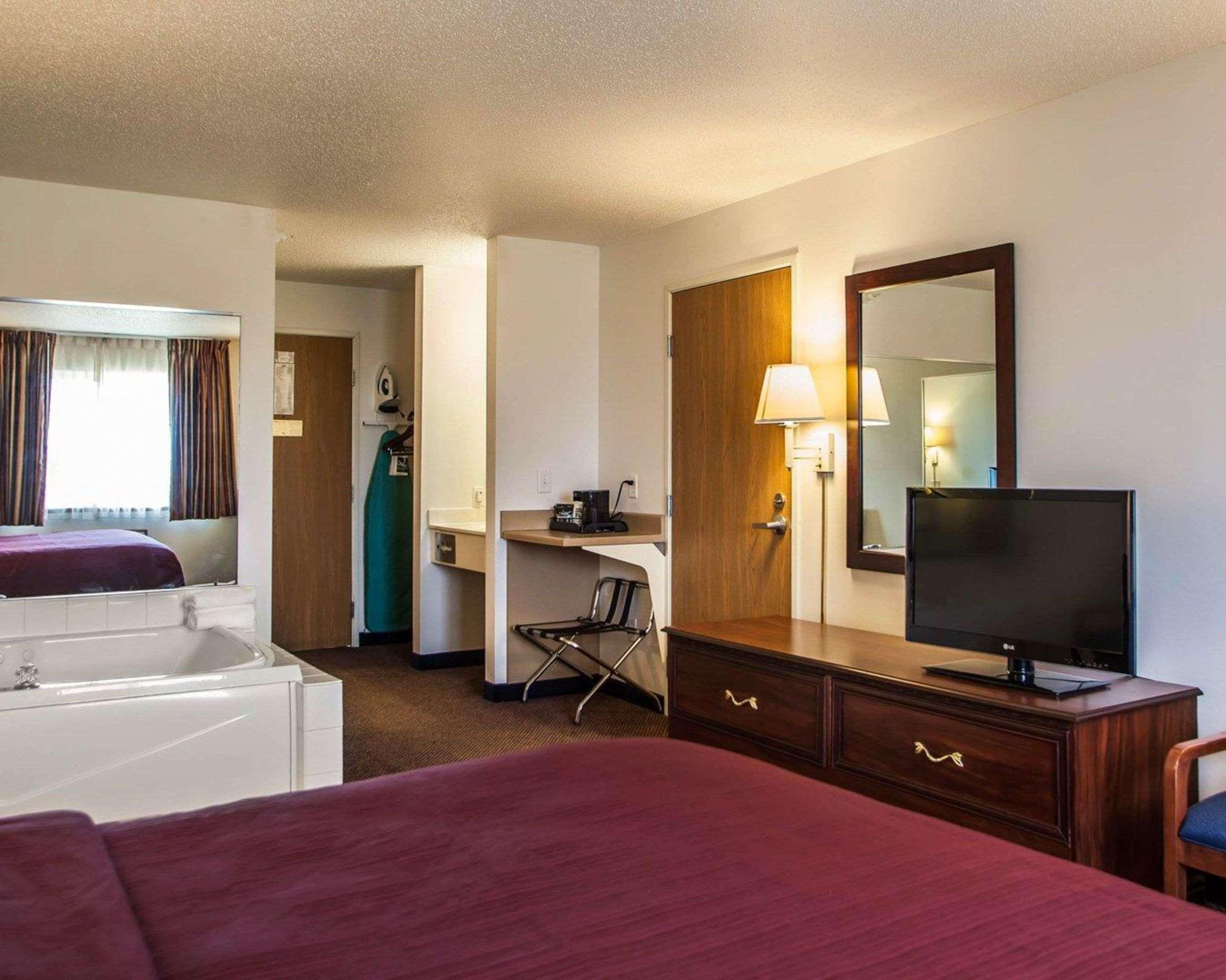 Quality Inn & Suites Eldridge Davenport North Buitenkant foto